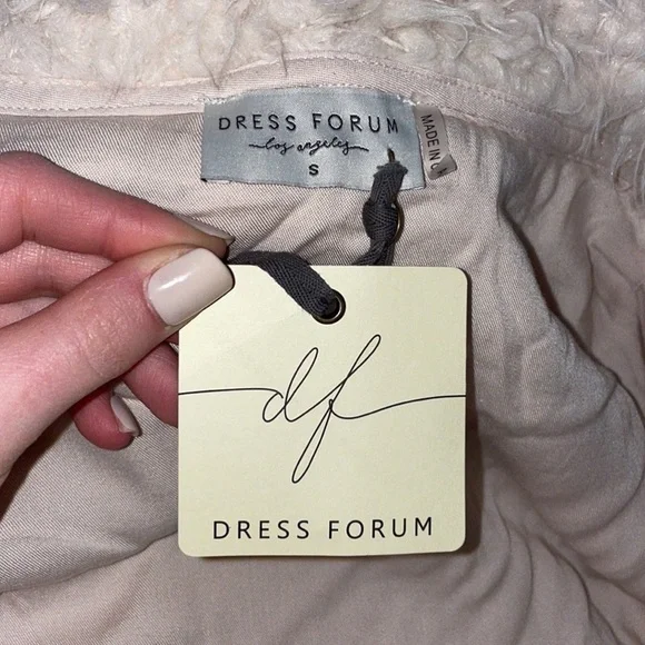 NWT Dress Forum Women’s Oversized Faux Fur Fluffy Hooded Jacket in Cream - Picture 6 of 6